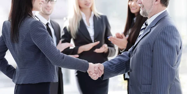 Handshake av en affärsman och business kvinna — Stockfoto