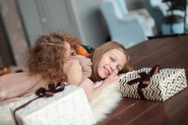Duas irmãs bonitas estão se divertindo em uma sala de estar acolhedora — Fotografia de Stock