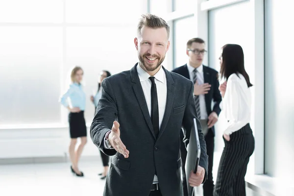 Sonriente hombre de negocios dando su mano por un apretón de manos —  Fotos de Stock