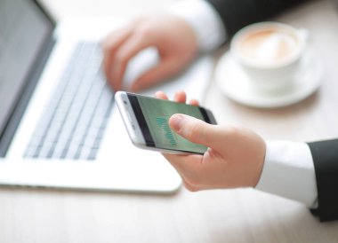 portre. iş adamı mali grafiklerle çalışma