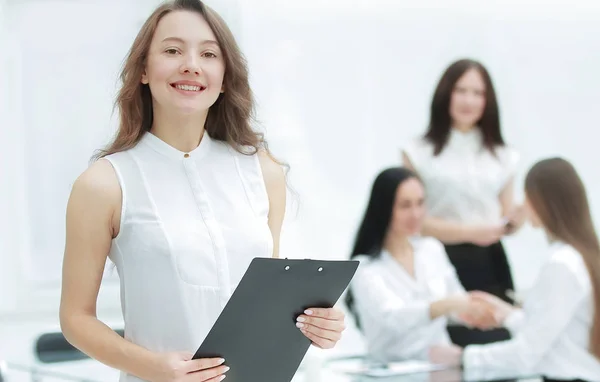 In piena crescita.donna d'affari di successo con appunti sullo sfondo del team di lavoro — Foto Stock