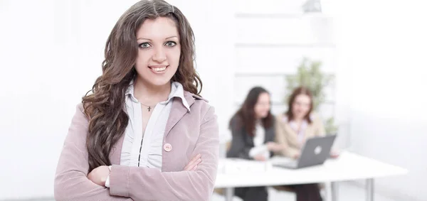 Retrato de la exitosa mujer de negocios en el fondo de la — Foto de Stock