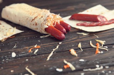 pita ekmeği ahşap bir masa üzerinde sosis füme