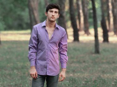 bir yaz günü parkta duran genç adam