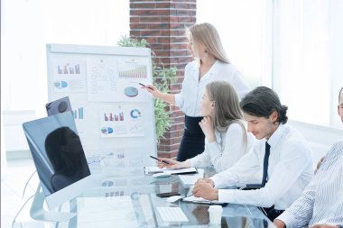 kadın toplantı arkadaşları onun fikir sunmak