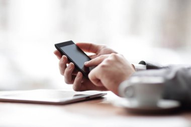 yakın up.the işadamı bir akıllı telefon kullanır. kopya alanı ile fotoğraf