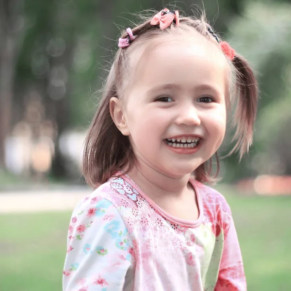 Retrato de niña feliz en un paseo — Foto de Stock