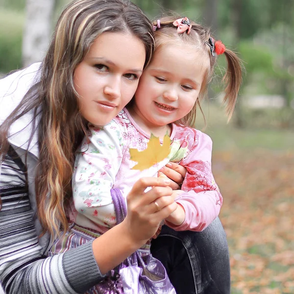 Mom and little daughter in the Park on an autumn day — Stock Photo, Image