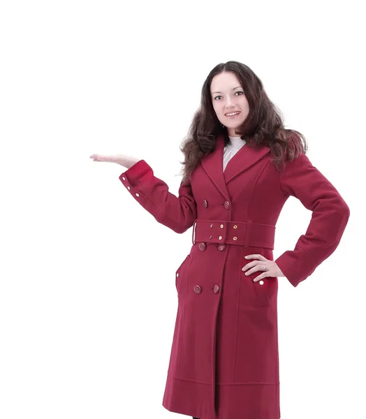 Sorridente giovane donna in cappotto rosso che mostra sullo spazio copia — Foto Stock