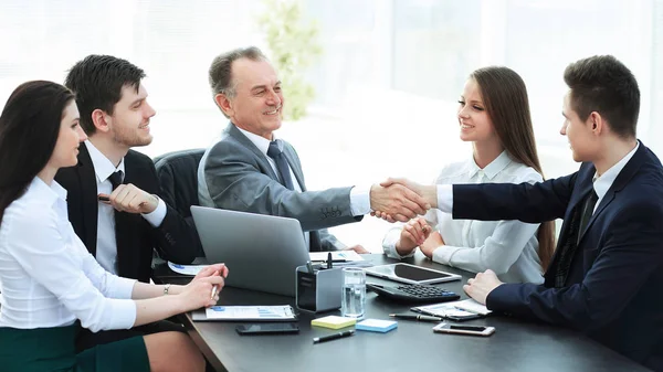 Zakenman Investeerder Schudden Elkaar Hand Aan Onderhandelingstafel Het Kantoor — Stockfoto