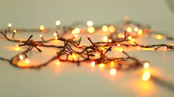 Χριστουγεννιάτικη γιρλάντα με φως lights.isolated σε φόντο φωτός — Φωτογραφία Αρχείου