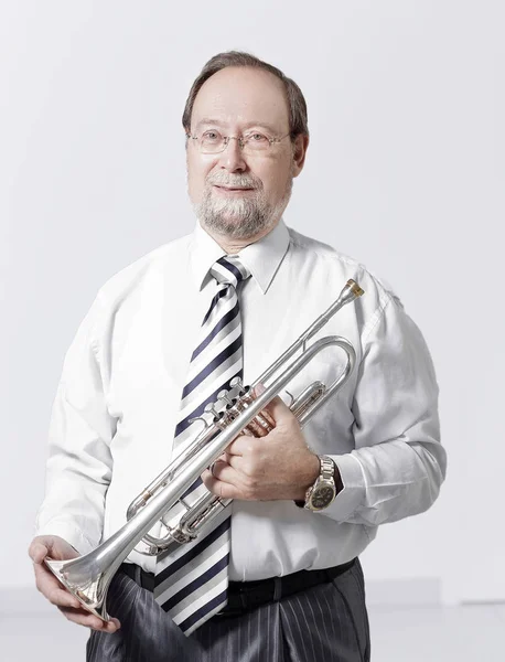 Portrait.experienced profesor de música con una trompeta —  Fotos de Stock