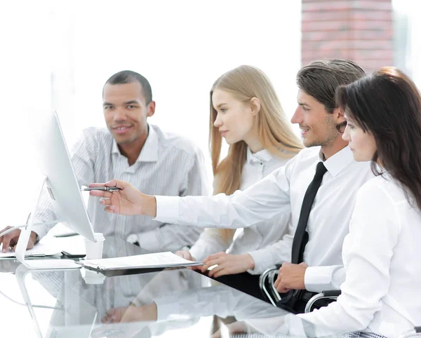 Professionell verksamhet team diskuterar ny information i office — Stockfoto