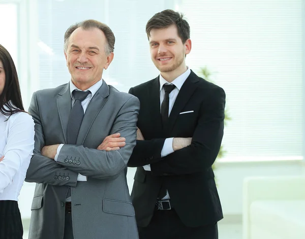 Groep van mensen uit het bedrijfsleven op een lichte achtergrond — Stockfoto