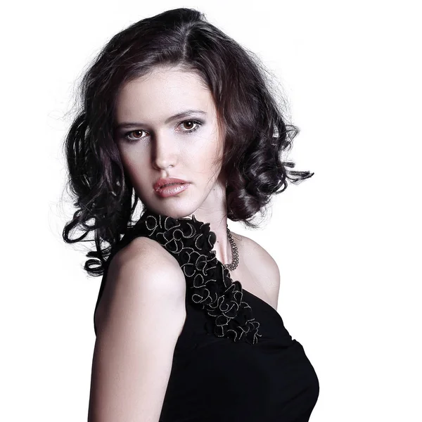 Retrato de bela jovem mulher em um vestido preto — Fotografia de Stock