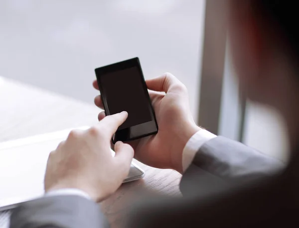 Close up.businessman leggere il messaggio di testo su smartphone — Foto Stock