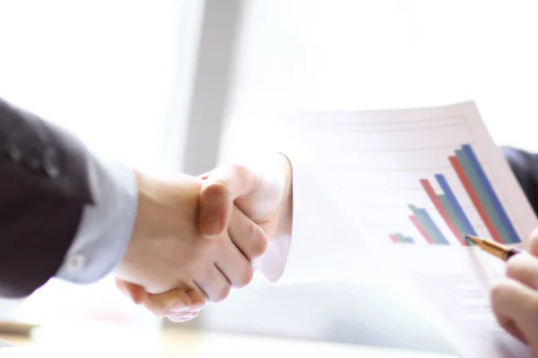 Närbild. Handshake affärspartners på skrivbordet — Stockfoto