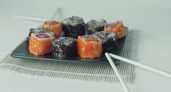 Sushi seti - Maki sushi ve chopsticks bir b farklı — Stok fotoğraf