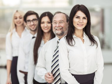 Takım çalışması - lideri ve bir diğer arkasında duran iş takım kavramı