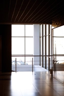 Cam duvar ofis binası içinde. iş geçmişi