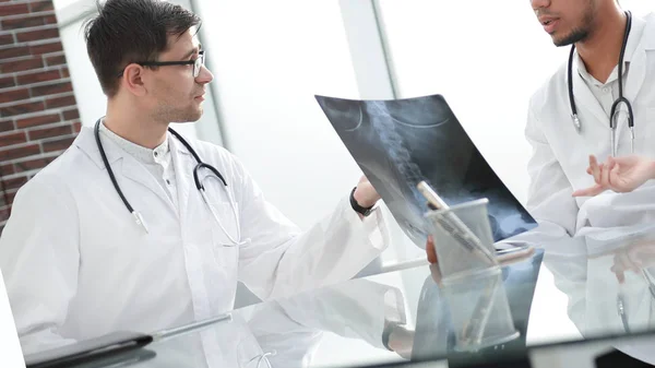 Tıbbi iş arkadaşları x-ray, office masada oturan tartışmak — Stok fotoğraf
