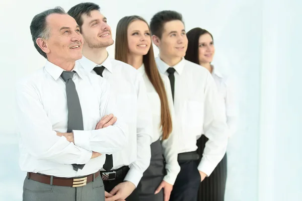 Equipo de negocios exitoso mirando el espacio de copia . — Foto de Stock