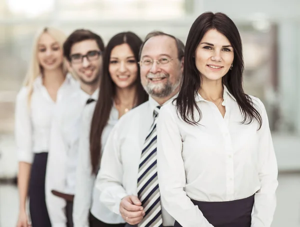 Conceito de trabalho em equipe - o líder e a equipe de negócios que estão um atrás do outro — Fotografia de Stock