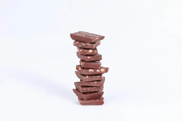 Segmenten van de originele chocolade met nuts.isolated op wit — Stockfoto