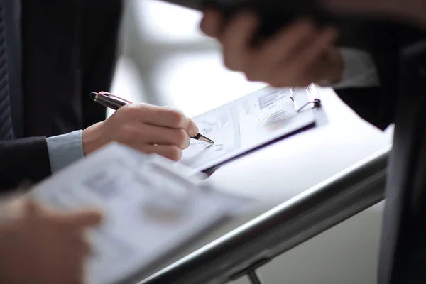 Close up van zakelijke mensen handen wijzen groeiende financiële sector grafiek — Stockfoto