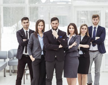 ofis lobisinde birbirine sıkı sıkıya bağlı iş takım ayakta portresi