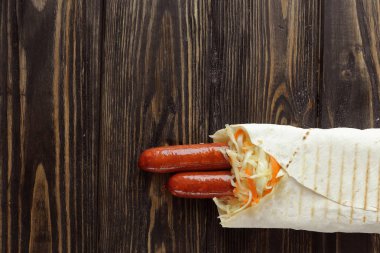 Menü düzeni. Pide ekmek dolması ile sosis, lahana, soğancık, domates, dolmalık biber, zeytin sos ile.