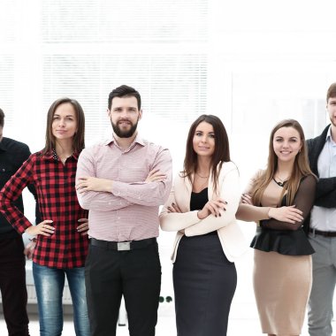 geniş bir ofiste ayakta iş adamları tam growth.a grubunda