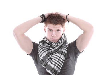 genç adam bir t-shirt ve scarf.isolated bir beyaz