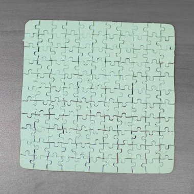 yakın çekim. puzzle parçaları üzerinde gri backgr toplanan boş kartı