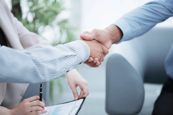 Stretta di mano partner finanziari sullo sfondo dell'ufficio — Foto Stock