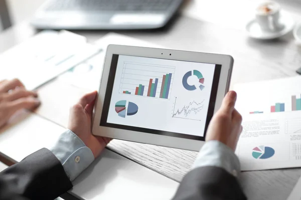 Up.financial rapport op het scherm digitale tablet sluit. — Stockfoto