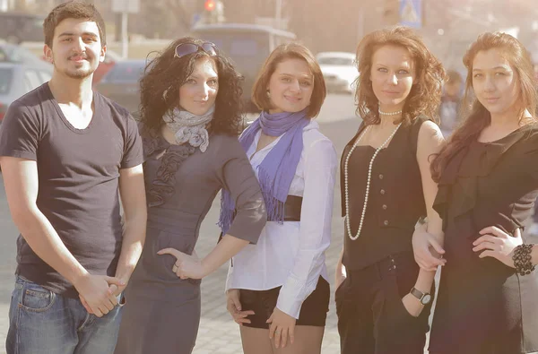 Porträtt av en grupp studenter som står på en stadsgata . — Stockfoto