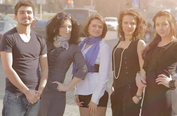 Retrato de um grupo de estudantes em pé em uma rua da cidade  . — Fotografia de Stock