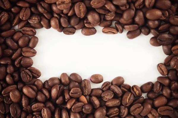 Koffiebonen geïsoleerd op een witte achtergrond met plaats voor tekst — Stockfoto