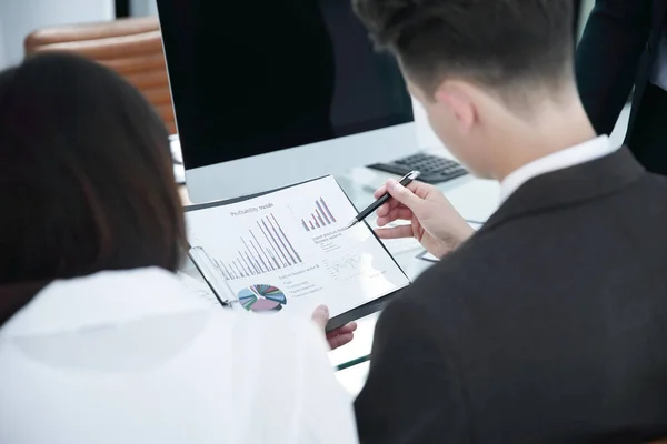 Equipo de view.business posterior que trabaja con documentos financieros — Foto de Stock