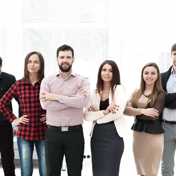 Em pleno crescimento.um grupo de empresários de pé em um escritório espaçoso — Fotografia de Stock