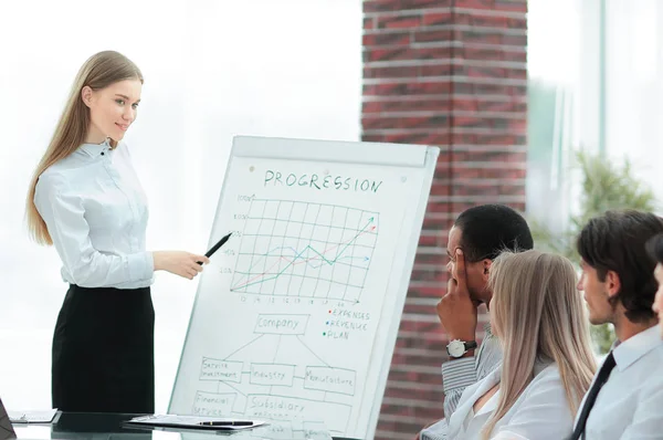 Werknemer maakt een verslag over de resultaten van het bedrijf. — Stockfoto