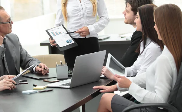 iş planı iş arkadaşları için açıklayan bir iş kadını