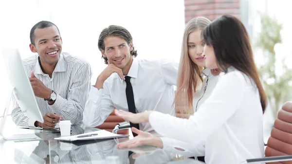 Jóvenes empresarios que trabajan en el ordenador en la oficina — Foto de Stock