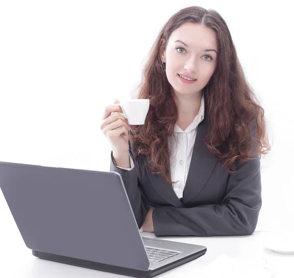 Moderne Geschäftsfrau mit Tasse Kaffee am Arbeitsplatz. — Stockfoto