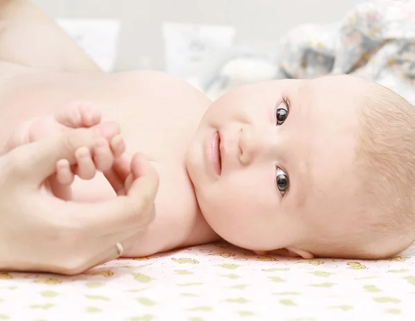 Docela Novorozence Ležící Bříšku Při Pohledu Fotoaparát — Stock fotografie