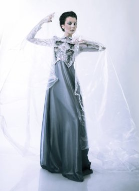 tam büyüme. güzel kadın model şık akşam elbiseyle poz.