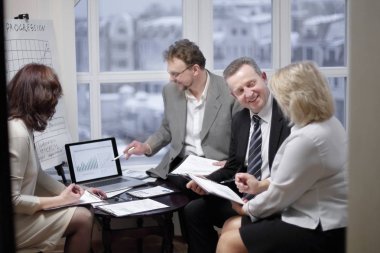 Yeni bir sözleşme tartışırken başarılı iş ortakları