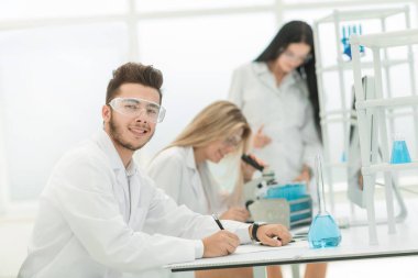 yakın up.the bilim adamı verileri günlüğe yazar..