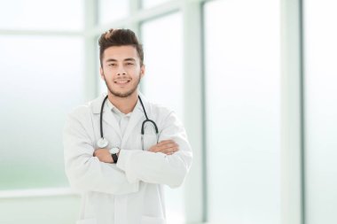 Hafif arka planda bir doktor portresi.